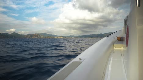 barco de velocidad navegando en cámara lenta