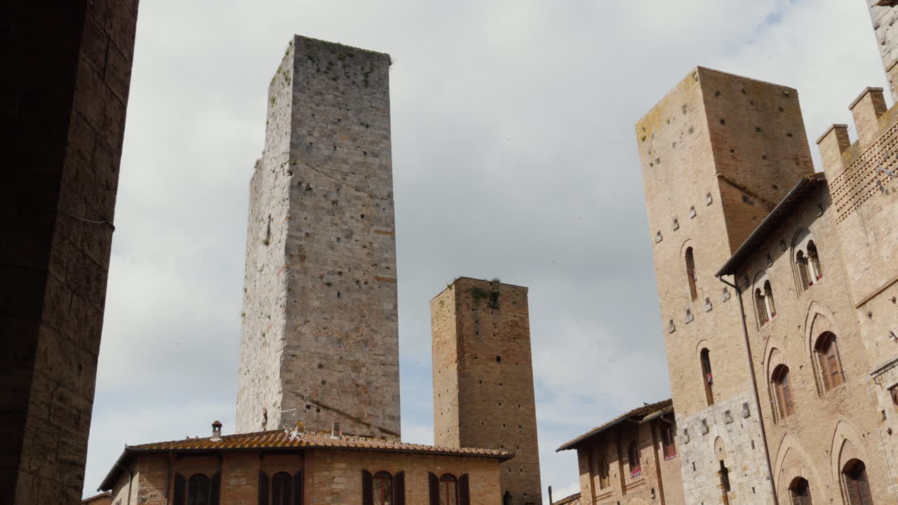 San Gimignano: antiche torri panoramiche che si ergono sopra l'architettura storica della Toscana