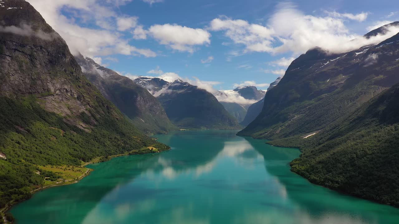 la hermosa naturaleza de noruega paisaje natural lago lovatnet.