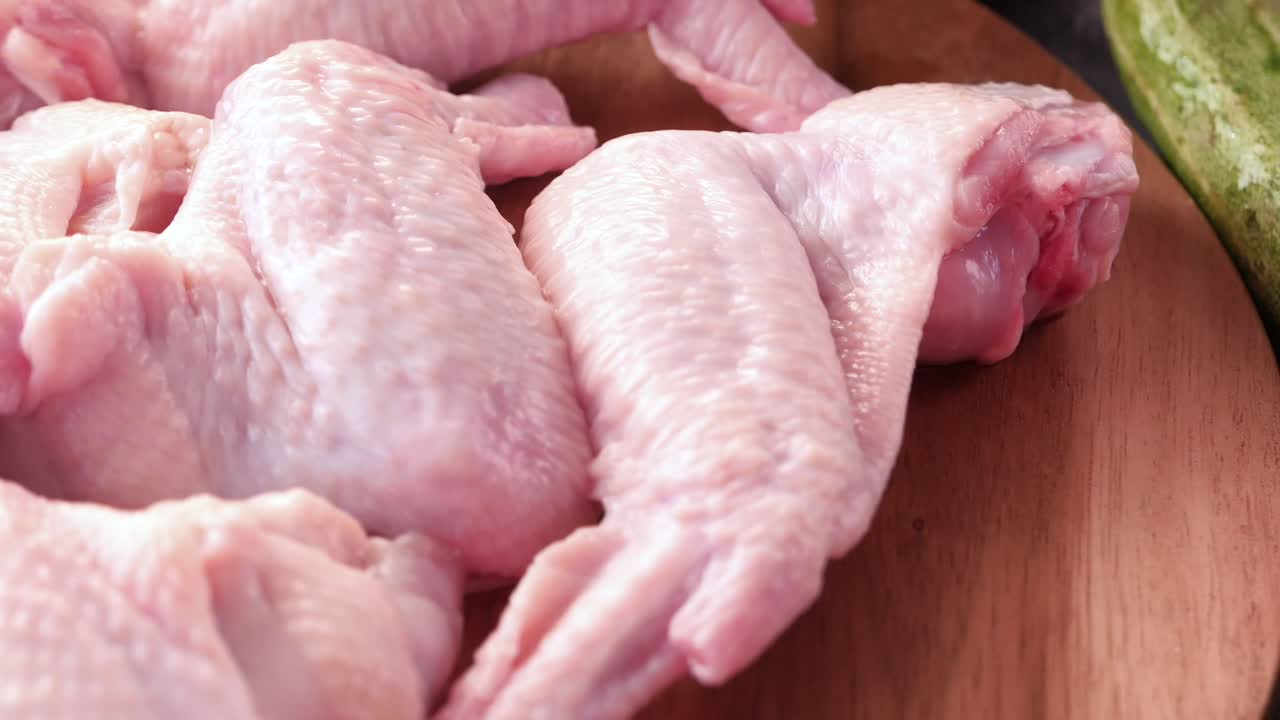 alas de pollo crudas con calabacín