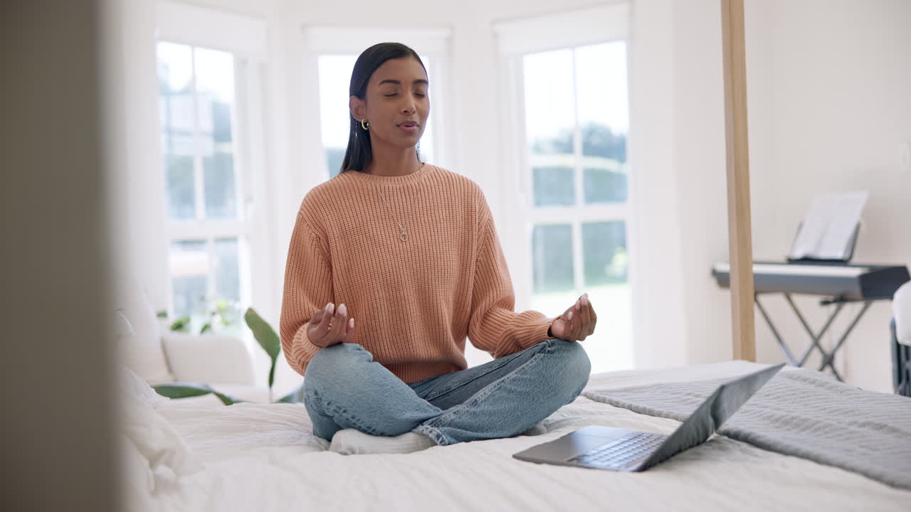 mujer en la cama, meditación y postura de loto