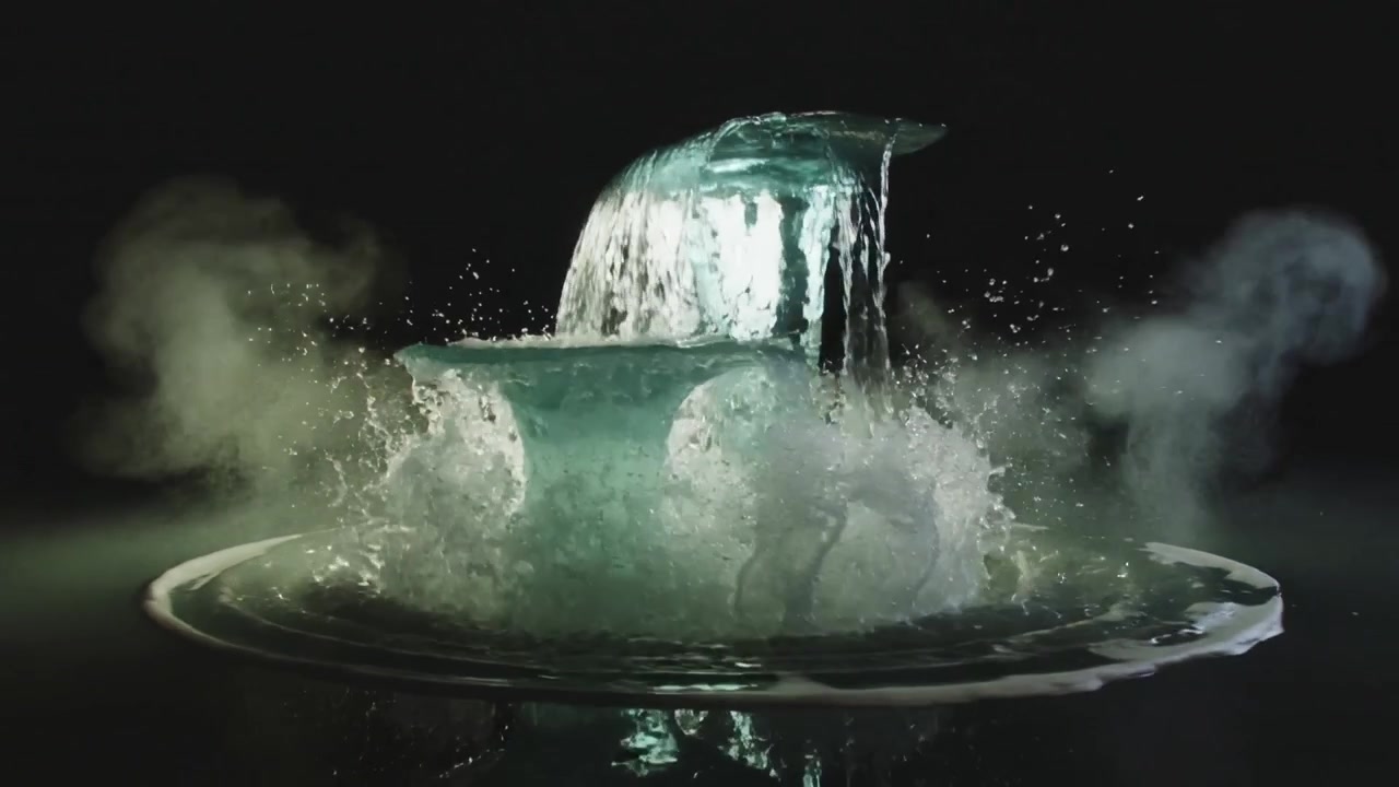 スタジオで、段々になった水の滝が丸い水盤に流れ込み、中央からは水滴が噴き出している。