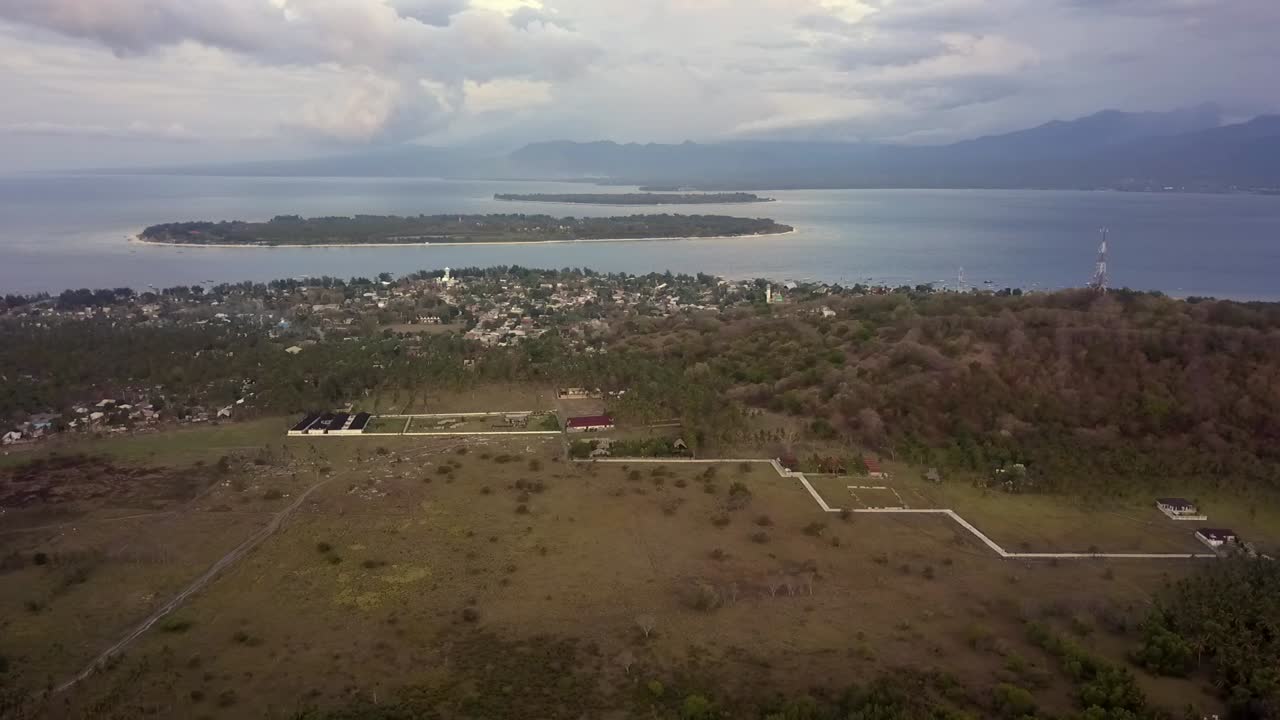 gili trawangan air y meno impresionante vista aérea vista panorámica del vuelo imágenes de drones de la playa de gili t bali indonesia al atardecer verano 2017