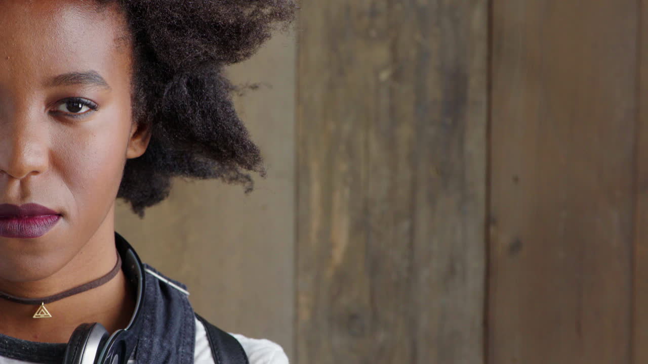 retrato de una joven enojada con una madera