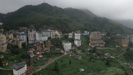 paso elevado de la ciudad de sapa en las montañas vietnamitas