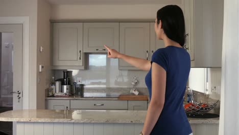 mujer usando una pantalla táctil invisible bastante