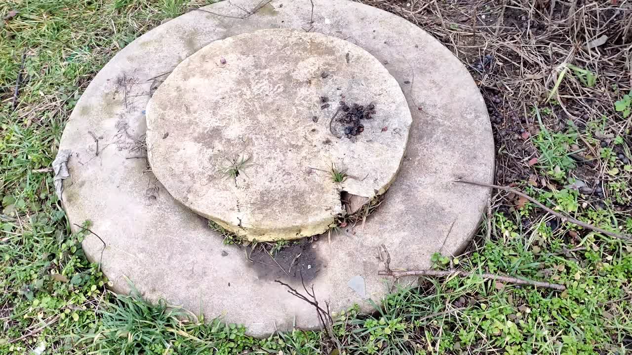 escotilla del tanque séptico en el suelo en el jardín