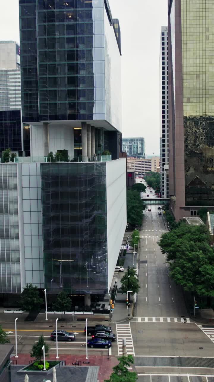 Vista del paesaggio urbano con edifici moderni e strade