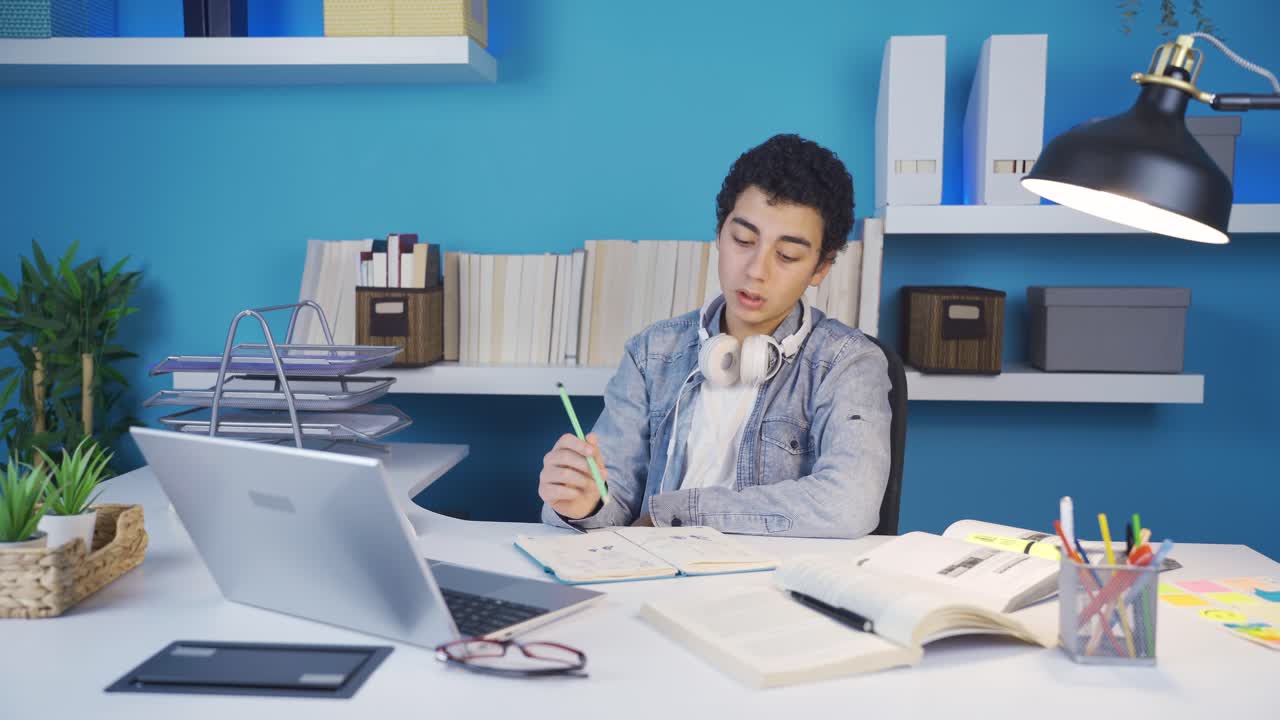 공부에 지루한 학생은 직장을 그만두고 헤드폰으로 음악을 듣고 춤을 추고 즐기기 시작합니다.