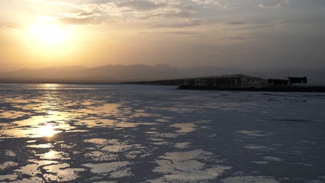 danakil tuz düzlükleri üzerinde güneşin doğuşunu gösteren sabit bir çekim, tuz zeminindeki yansımalar