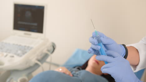 médico inyectando a una mujer embarazada