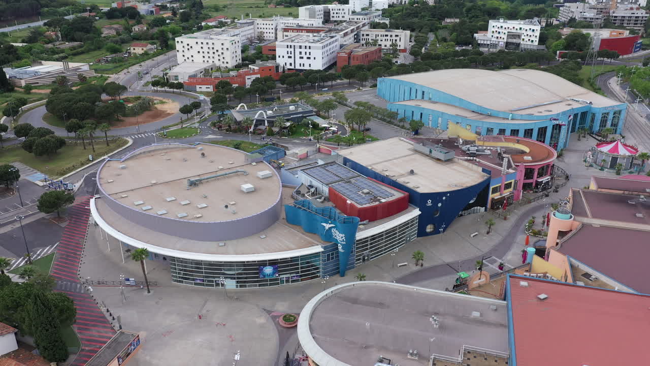 몽펠리에 상업 지역의 폐쇄된 빈 상점은 전염병 기간 동안 공중 촬영되었습니다.