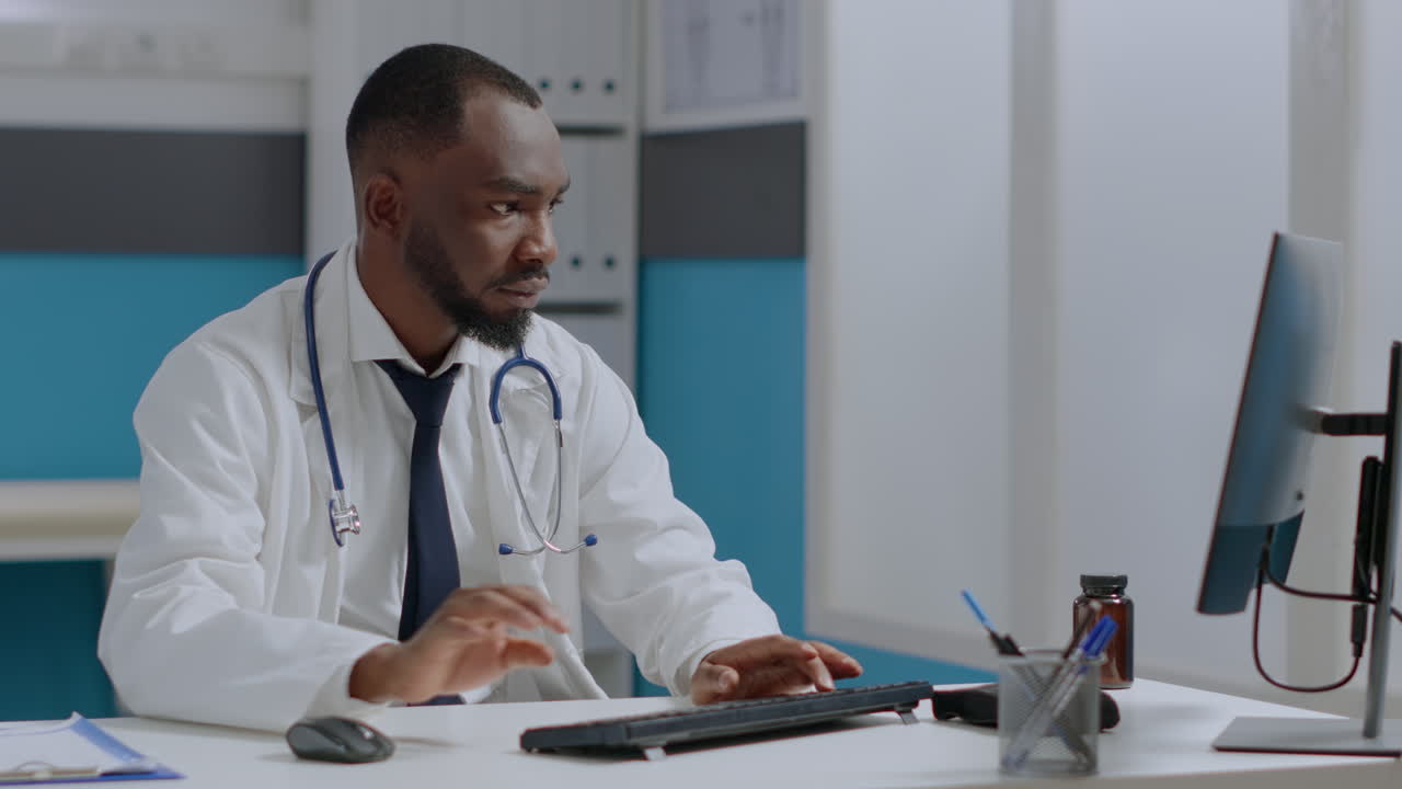 Medico afroamericano che lavora al computer