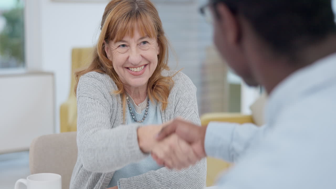 seguro de vida, apretón de manos y consulta con viejos