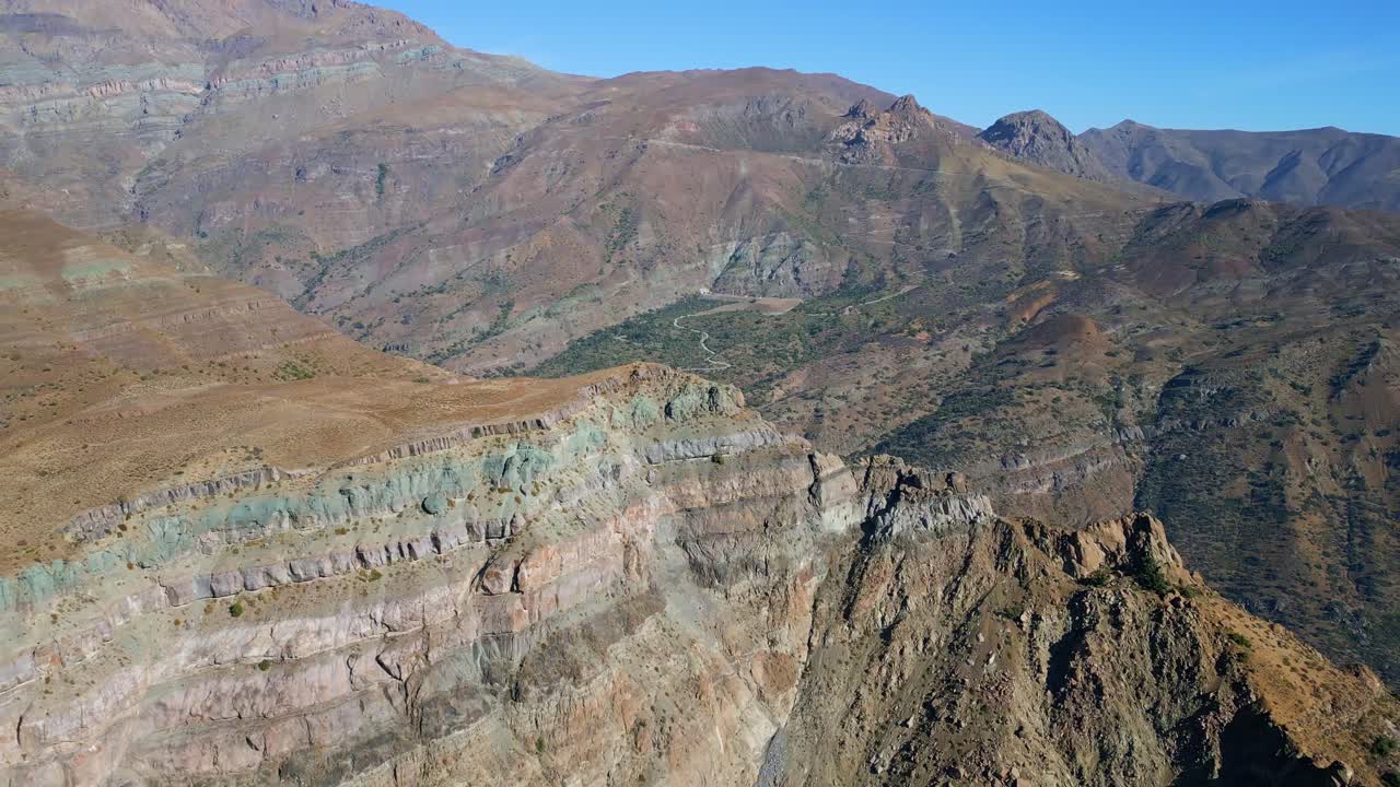 Hacia atrás sobre acantilados erosionados y coloridos. Mirador de los Cóndores, Santiago, Chile