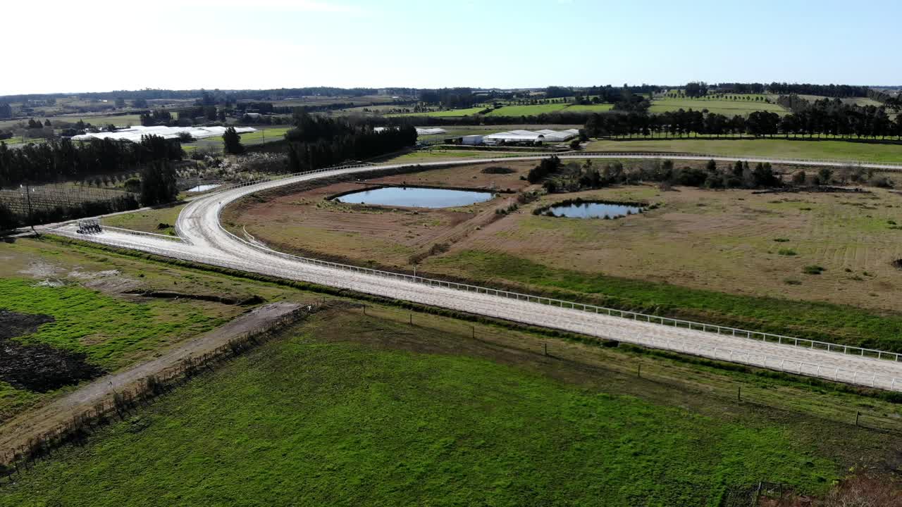 vista aérea de una pista de carreras de caballos en el campo en un día soleado