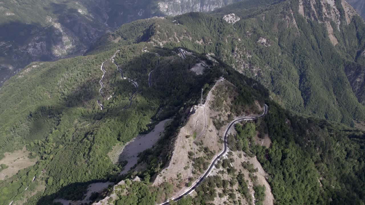 알바니아 제차이(gjecaj) sh21의 가장 높은 산길을 진격하는 "조감도" 드론 영상