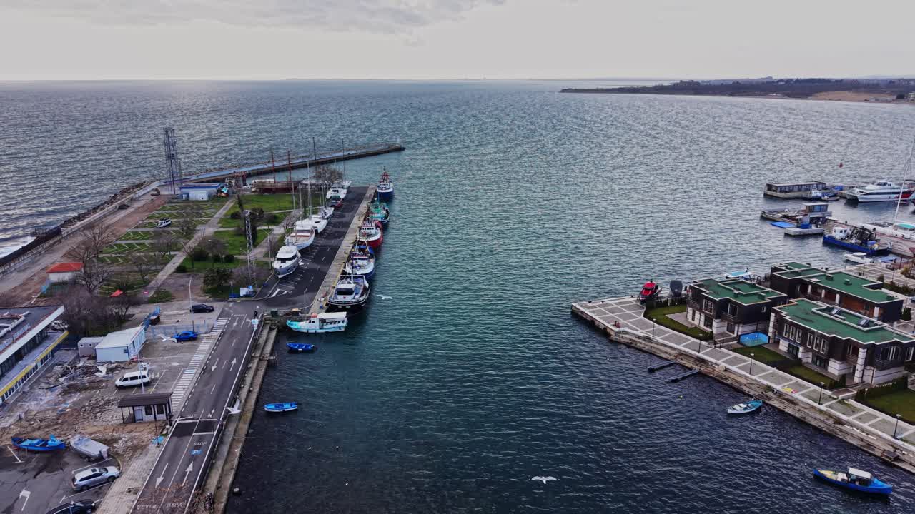 Bulutlu gökyüzü altında Nesebar limanına yanaşmış tekneler