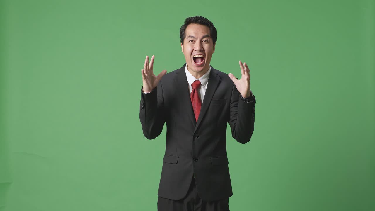 아시아 사업가 한 명 은 손바닥 을 보여주고 와우 라고 말 하고 녹색 스크린 스튜디오 에서 미소 짓고 있다