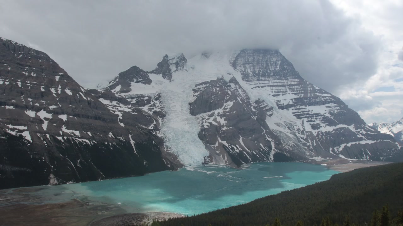 Timelapse di nuvole che passano su montagna e lago