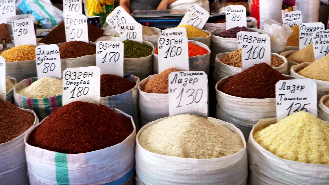 Exposição de vários produtos no mercado local em Bishkek.