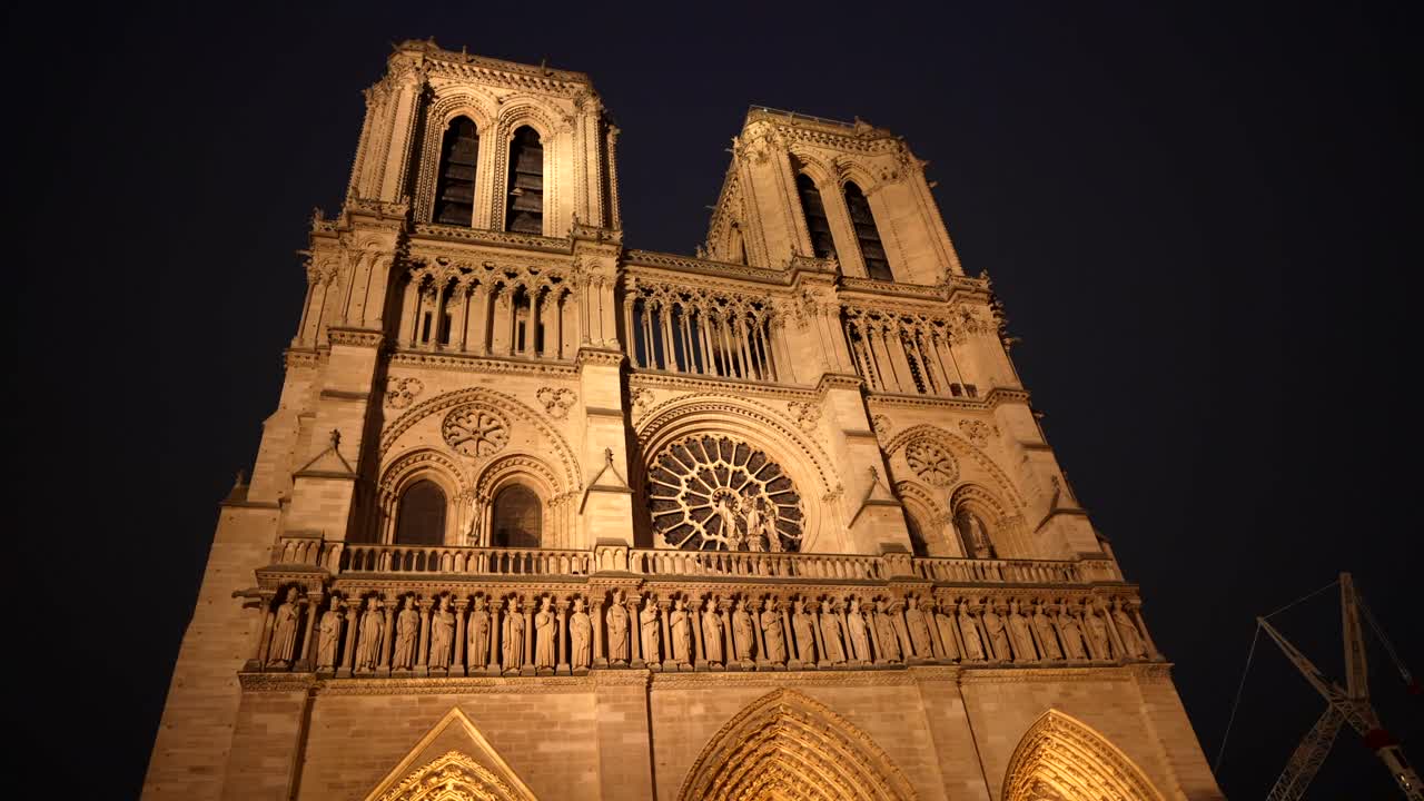 Geceleri Notre Dame Katedrali