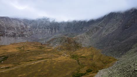 4K-Luftaufnahmen-Von-Nebelschwaden-Auf-Den-Bergen-Bei-Mayflower-Gulch-In-Der-Nähe-Von-Leadville-Copper-Mountain,-Colorado