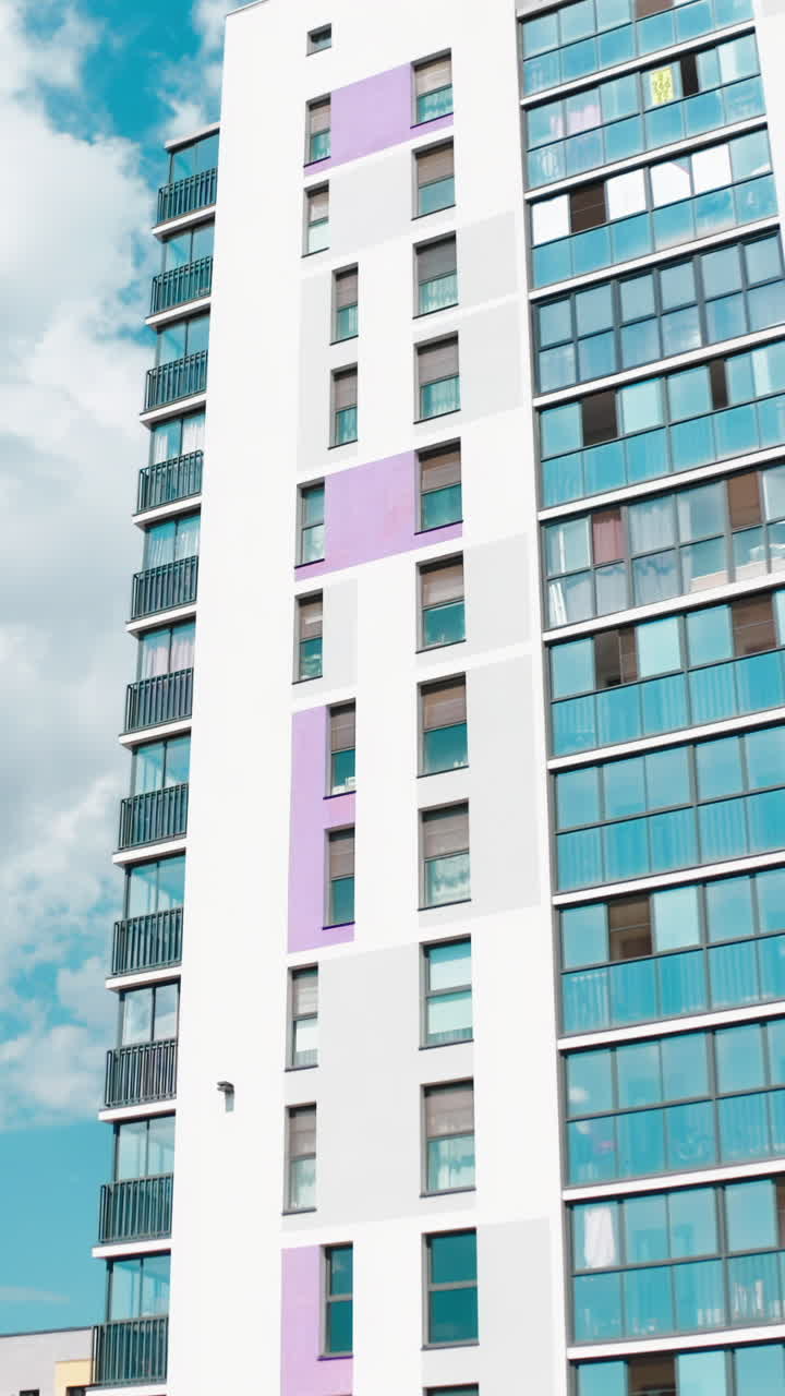 fachada moderna de un edificio de apartamentos de gran altura