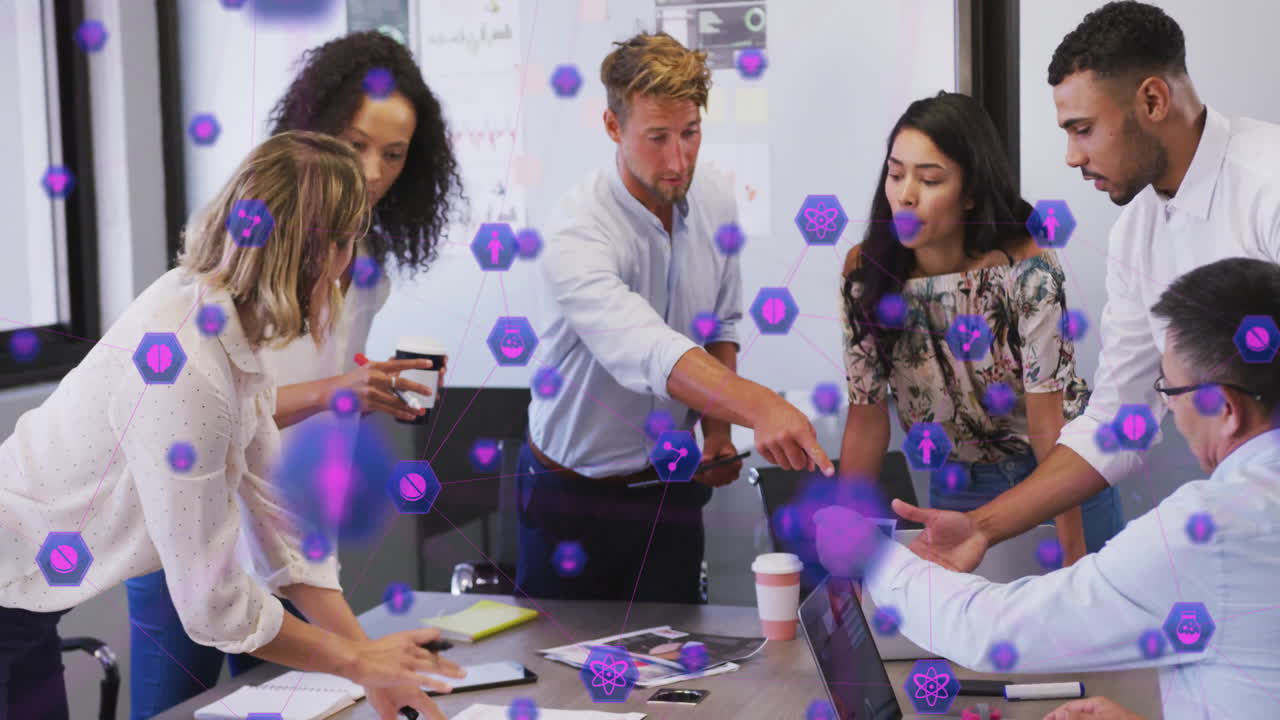 equipo de negocios colaborando en la animación de blockchain digital con hexágonos púrpuras