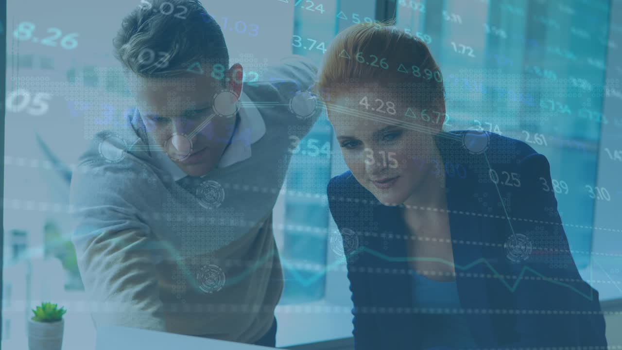 animación del procesamiento de datos sobre la gente de negocios caucásica hablando