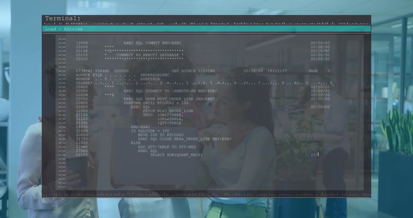 Três mulheres apresentando laptop em escritório aberto, expandindo sobreposição de terminal mostrando código SQL para revisão