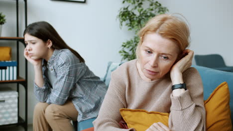 madre e hija discutiendo