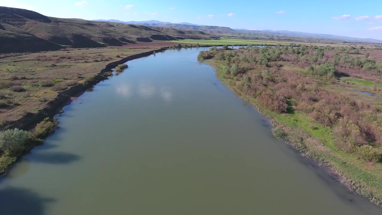 Vista aérea de un río tranquilo fluyendo a través de un paisaje rural