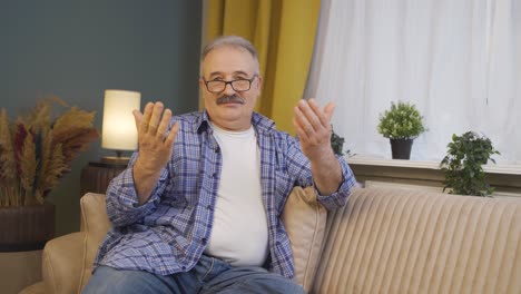 hombre dando un discurso motivacional a la cámara.