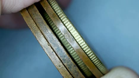 primer plano de monedas muy antiguas