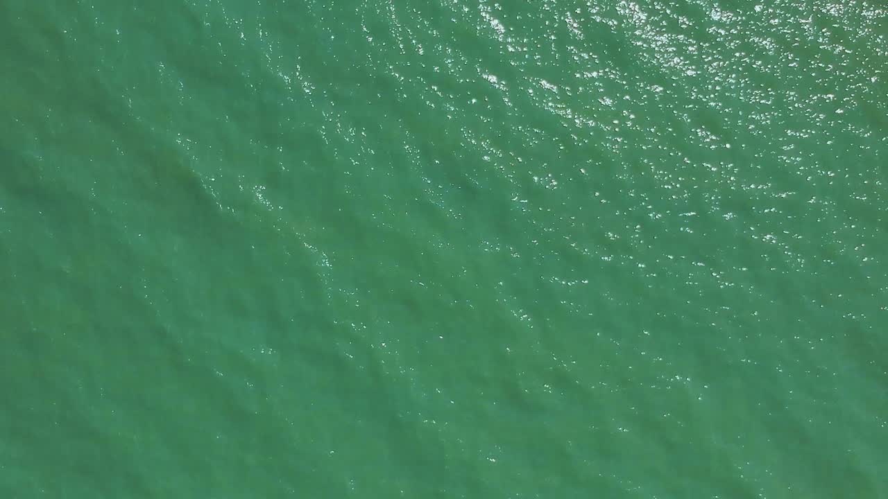 vista de drones por la tarde desde las olas del lago balaton y su techo de agua cerca de la orilla de zamárdi, lago balaton