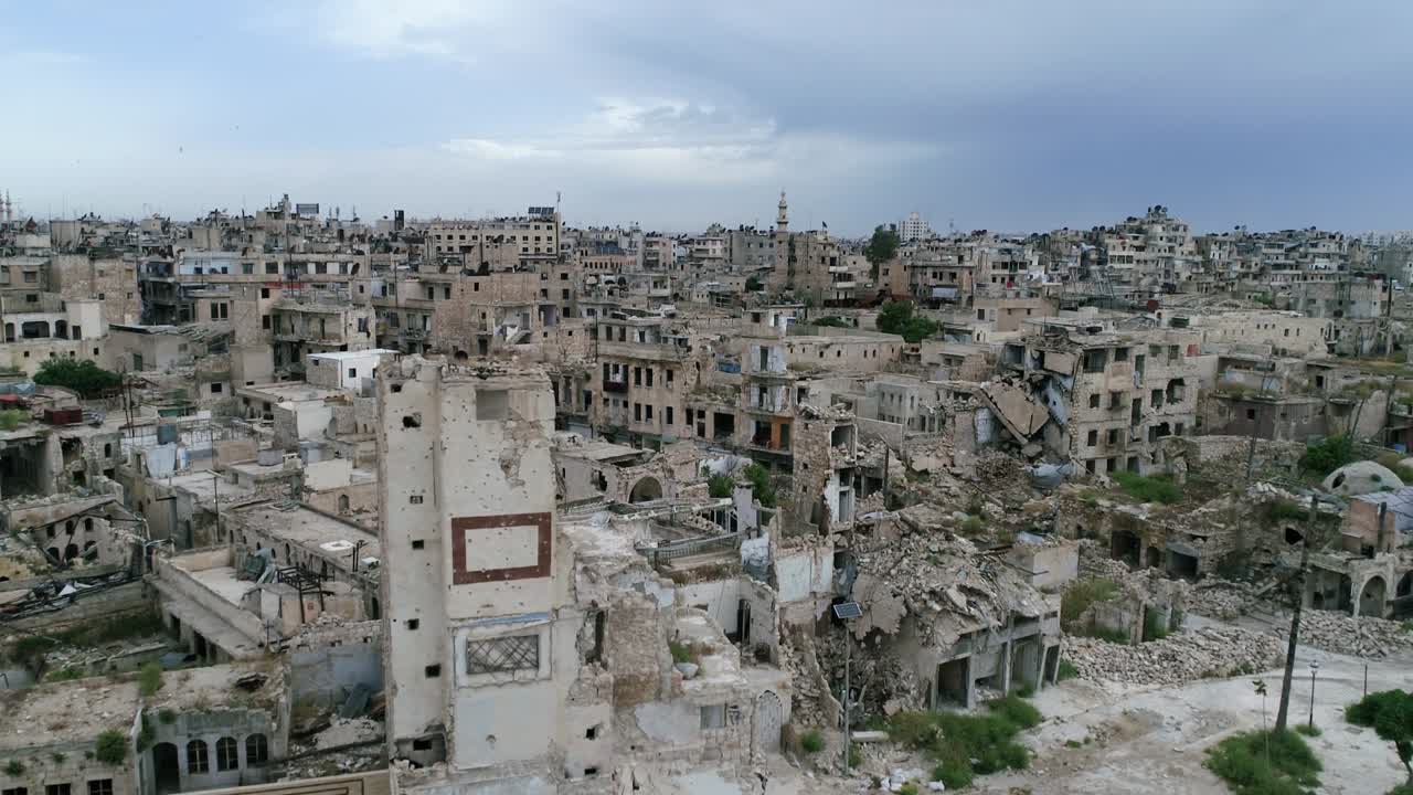 drone volando sobre un distrito en alepo. podemos ver los techos de los edificios en la ciudad siria en ruinas - vista aérea con un drone 4k