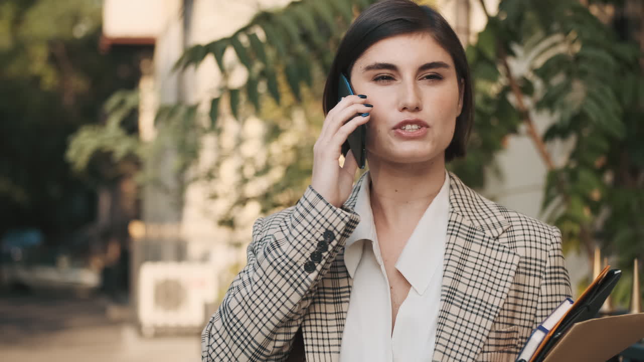 현대적인 부동산 중개인이 밖에서 고객을 기다리고 있습니다.