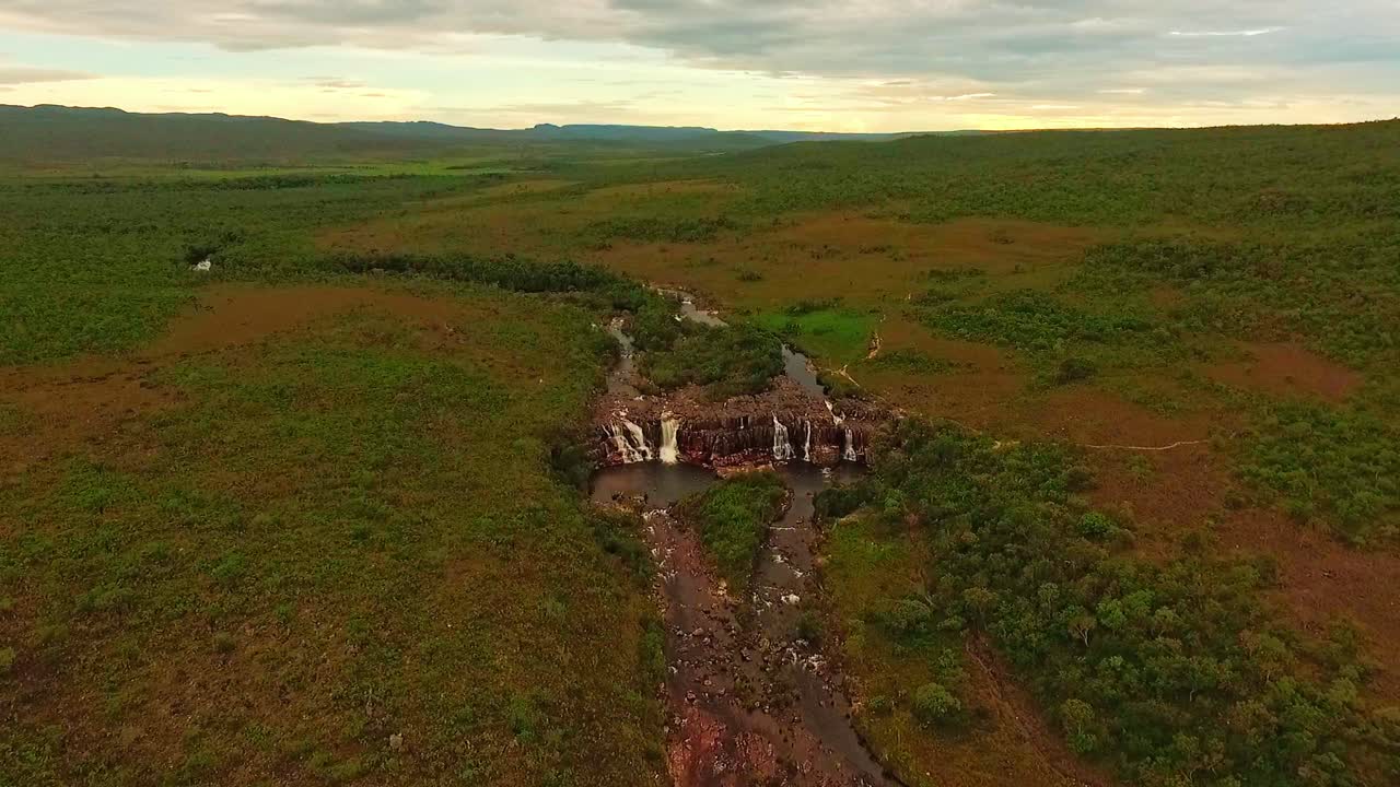 남미 시골을 흐르는 강의 높은 고도 공중 풍경 샷