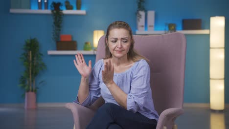 la mujer frustrada se enoja.