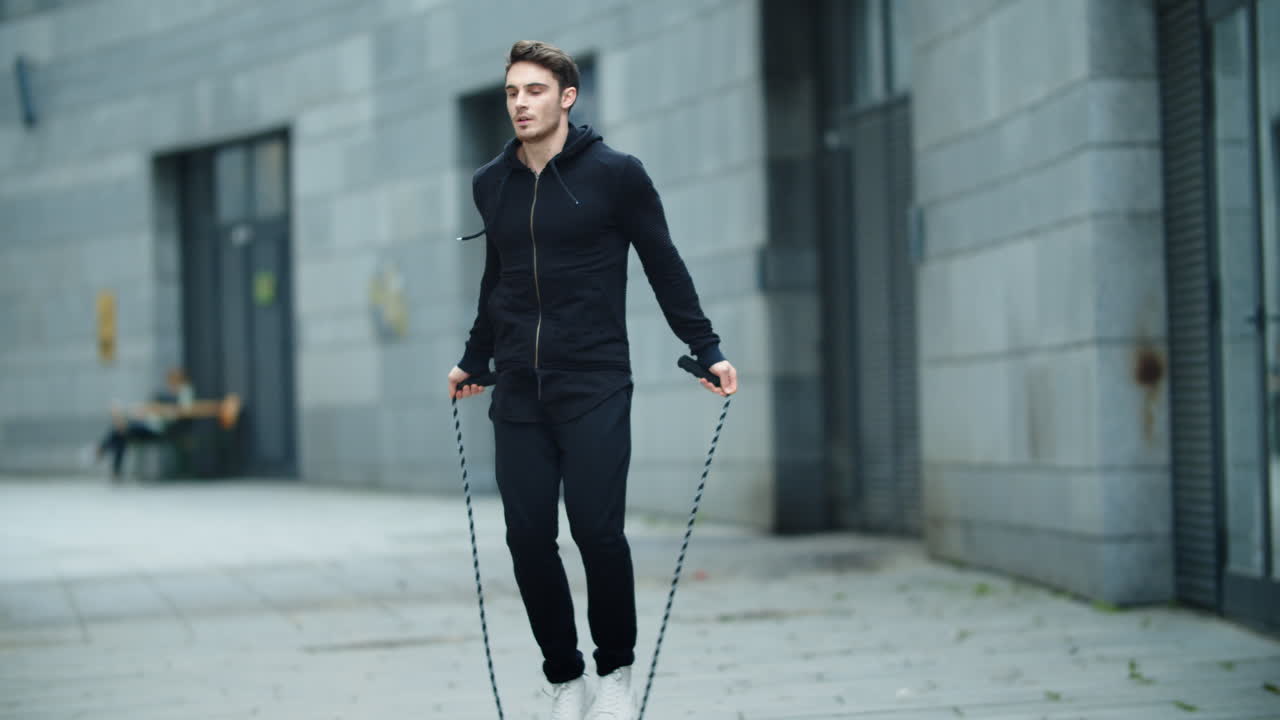 hombre en forma entrenamiento salto ejercicio en saltar la cuerda en el entrenamiento. hombre deportivo salto