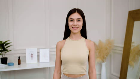 mujer joven en la sala de masajes
