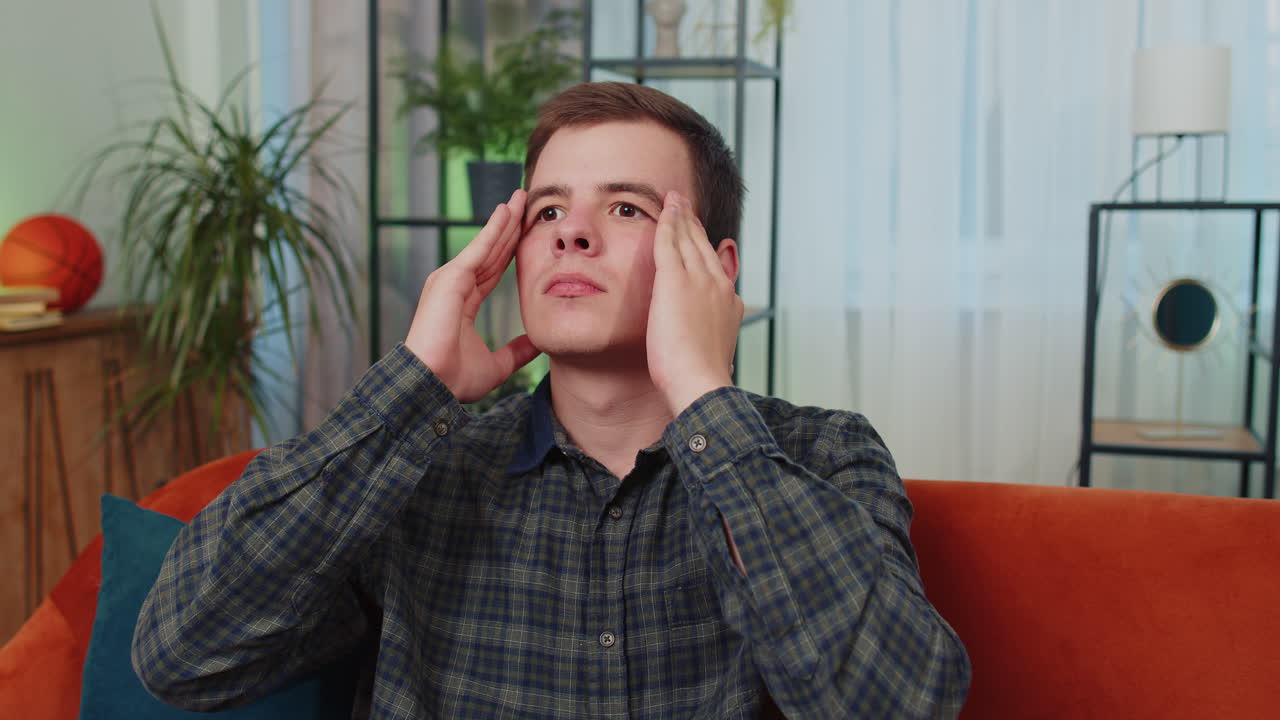 joven adolescente descontento frotando las sienes para curar el problema del dolor de cabeza, sufriendo de migraña, estrés