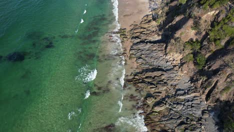 Océano-Y-Costa-En-La-Pequeña-Playa-De-Wategos-En-Nueva-Gales-Del-Sur,-Australia---Toma-Aérea-De-Drones