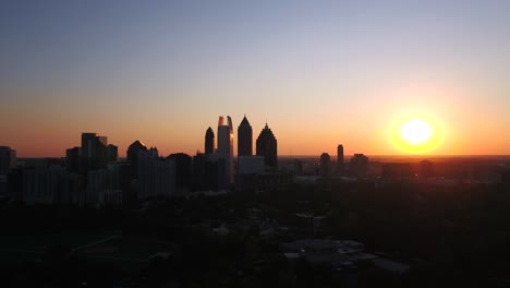 Zumbido-De-Piedmont-Park-Mientras-La-Puesta-De-Sol-En-Atlanta