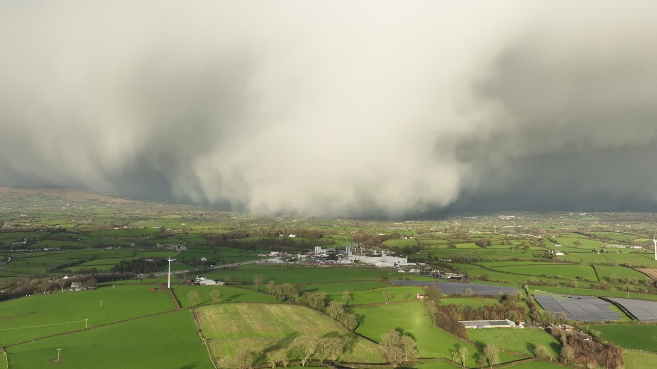Drammatiche cortine di neve che cadono sul paesaggio irlandese