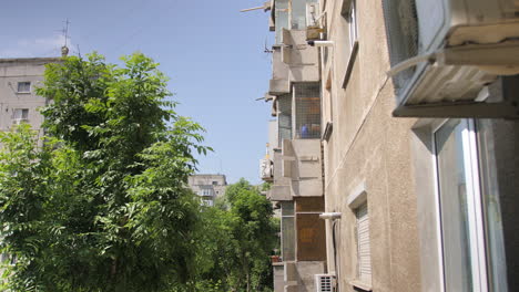 Balkon-Auf-Rumänischem-Mehrfamilienhaus
