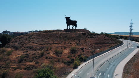 monumento al toro gigante en una colina