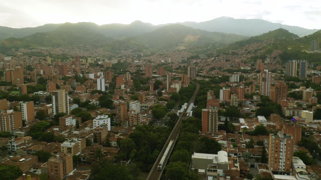 Bela Vista de Drone do Metrô na Pitoresca Cidade Colombiana de Medellín.