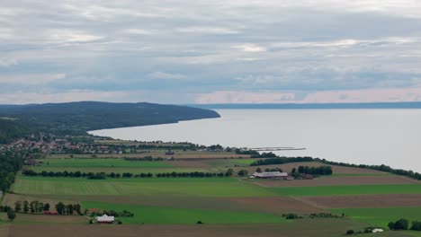 Ein-Blick-Auf-Den-Vätternsee-Mit-Einem-Malerischen-Kleinen-Schwedischen-Dorf-In-Der-Nähe-Von-Schloss-Brahehus,-Schweden